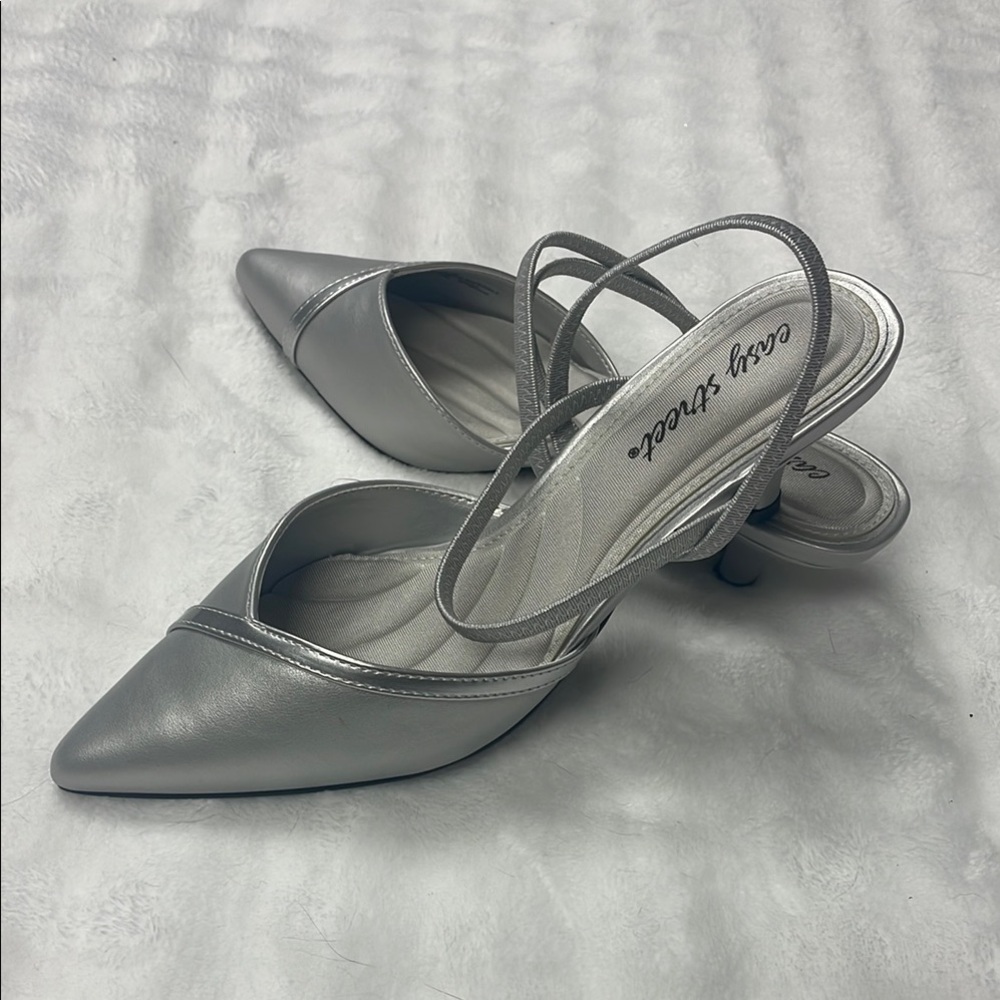 Easy Street Women's Silver Strappy Heels
Kitten heels, Never Worn , Beautiful